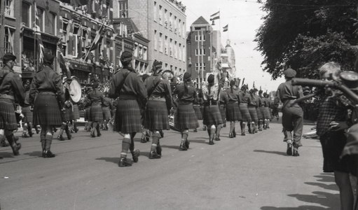 858187 Afbeelding van de Memorial D-Day Parade op het Vredenburg te Utrecht, met de Schotse doedelzakspelers.